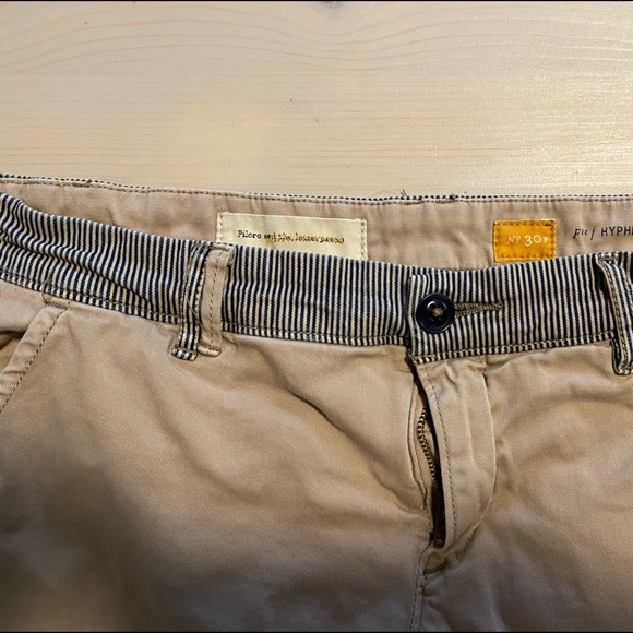 Straight-legged boyfriend fit chinos with navy seersucker accents - Picture 5 of 5